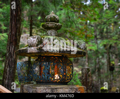 Une ancienne lanterne sur le mont koya à Wakayama, Japon. Mont Koya (koya-san en japonais) est l'un des la plupart des montagnes sacrées. Banque D'Images