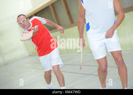 Les hommes jouant pelote basque Banque D'Images