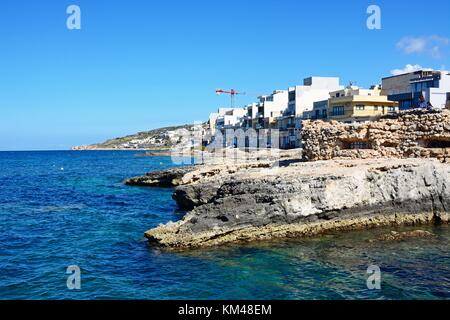 Vue le long de la côte rocheuse, Mellieha, Malte, l'Europe. Banque D'Images