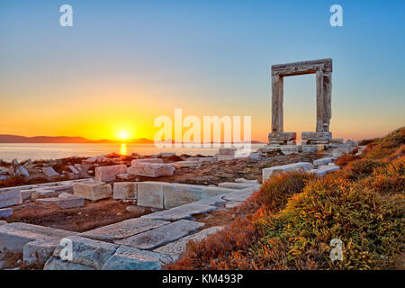 Le coucher du soleil à partir de la portara à chora de l'île de Naxos, Grèce Banque D'Images