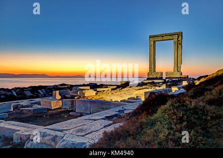 Le coucher du soleil à partir de la portara à chora de l'île de Naxos, Grèce Banque D'Images