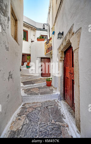 Une allée dans le château (Kastro) de chora dans l'île de Naxos, Grèce Banque D'Images