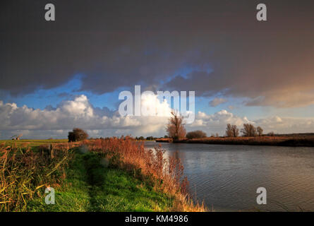 Vue de ciel au-dessus de la rivière bure sur les Norfolk Broads par st benet's Abbey à Horning, Norfolk, Angleterre, Royaume-Uni. Banque D'Images