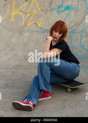 Belle fille de graffitis Skateboard Park Banque D'Images