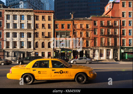 La ville de New York, USA - Nov 12, 2011 : taxi jaune dans une rue de Manhattan sud au coucher du soleil. Banque D'Images