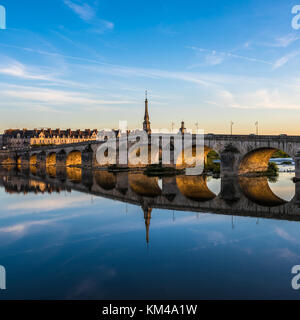 Jacques-Gabriel Pont sur la Loire à Blois, France Banque D'Images