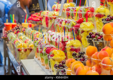 Salades de fruits frais Fruits en magasin au marché de la boqueria, un célèbre marché couvert dans la ville. Banque D'Images