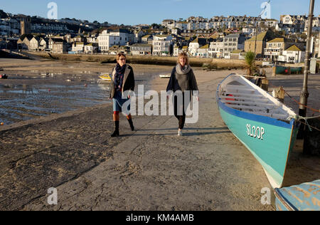 Cornish Gig rowing boat dans le port de St Ives Cornwall UK Banque D'Images