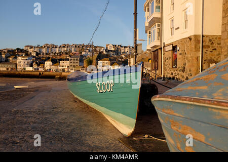 Cornish Gig rowing boat dans le port de St Ives Cornwall UK Banque D'Images