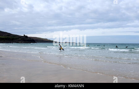 L'école de surf sur la plage de porthmeor à St Ives cornwall uk photographie prise par Simon dack Banque D'Images