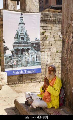 Le temple Vatsala de la place Durbar à Bhaktapur a été détruit lors des tremblements de terre de 2015. Le croyant vient ici tous les jours. (24 novembre 2016) | utilisation dans le monde entier Banque D'Images