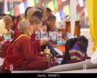 Les moines et les croyants prient pendant une fête religieuse après la rénovation du Stupa Bodnath à Katmandou. (23 novembre 2016) | utilisation dans le monde entier Banque D'Images