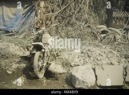 Recouverte d'une épaisse couche de poussière et de saleté, cette moto unique était garée sur le bord de la route près de Katmandou. (25 novembre 2016) | utilisation dans le monde entier Banque D'Images