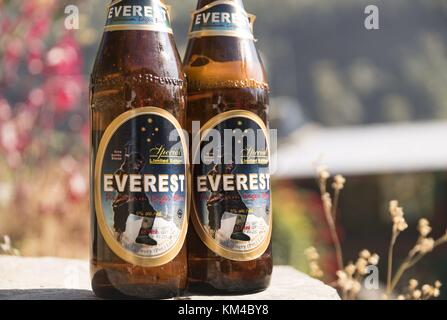 La bière Everest est l'une des bières les plus populaires au Népal. Il est embouteillé dans le pays et est disponible pratiquement partout. (04 décembre 2016) | utilisation dans le monde entier Banque D'Images