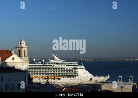 Bateau de croisière sur le tage;alfama Lisbonne;;portugal Banque D'Images