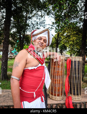 Colombo, Sri Lanka - Sep 8, 2015. Portrait d'une danseuse de temple bouddhiste à Colombo, Sri Lanka. Colombo est le centre financier de l'île et un p Banque D'Images