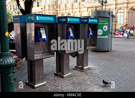 Ligne de téléphones publics à l'extérieur du grand bureau de poste et de télégraphe à San Jose, Costa Rica Banque D'Images