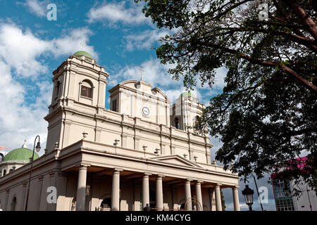 La Cathédrale Métropolitaine (Catedral Metropolitana) par Central Park, Parque Central, dans la vieille ville de San Jose, Costa Rica Banque D'Images