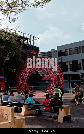Deux roues rouges forment l'art dans une plaza square, San Jose, Costa Rica Banque D'Images
