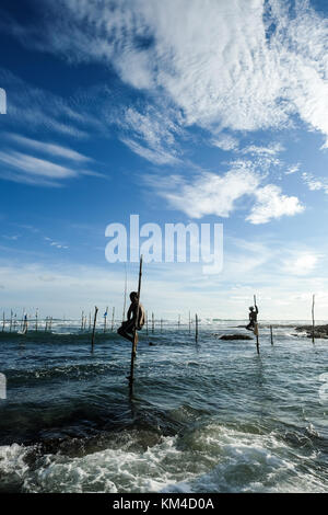 Hikkaduwa, Sri Lanka - Sep 9, 2015. Les pêcheurs traditionnels qui travaillent sur la mer à Hikkaduwa, au sud-ouest de Sri Lanka. Banque D'Images