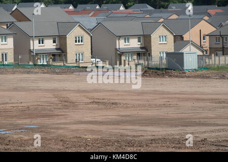 De nouvelles maisons sur le site en Ecosse UK avec nouveau site en premier plan prêt pour nouvelles constructions Bishopton sur terrains Banque D'Images