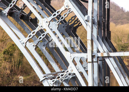 Détail des supports en fer du pont Thomas Telford à Ironbridge, Shropshire, Angleterre Banque D'Images