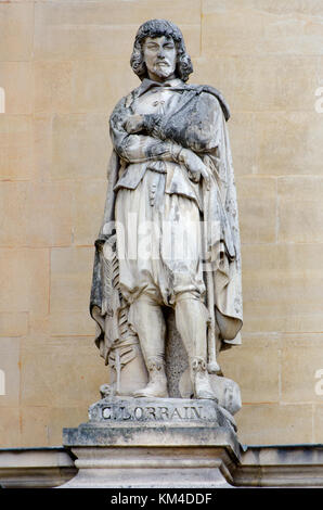 Paris, France. Palais du Louvre. Statue dans la cour Napoléon : Claude Lorrain (Claude Gellée né c. 1600 - 1682) peintre français, un rapporteur pour avis Banque D'Images