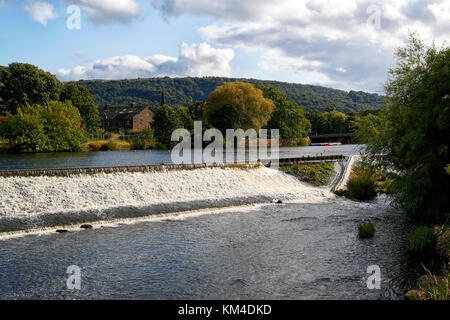 Weir sur la rivière Wharfe à Otley, dans la vallée de Wharfe, à droite de la rivière peut être vu le nouveau chenal construit pour aider à la migration du saumon et de la truite Banque D'Images