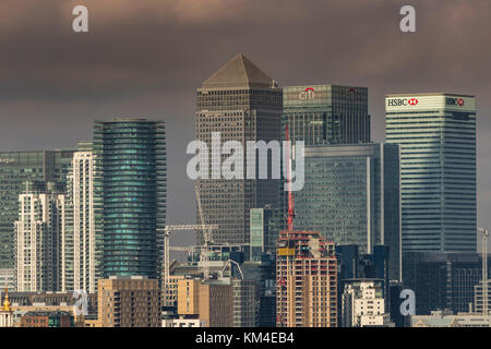 Les tours de verre et d'acier de Canary Wharf avec une nouvelle construction en cours sous le ciel orageux de Greenwich Park, Londres, Royaume-Uni Banque D'Images