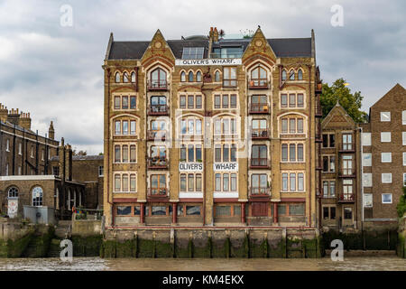 Oliver's Wharf, Wapping, sur la Tamise, l'un des tout premiers entrepôts Old Riverside convertis en appartements de luxe, à Londres, au Royaume-Uni Banque D'Images