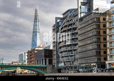 Riverside House , Southwark , avec le tesson et Southwark Bridge le long de la rive sud de la Tamise , , Londres Banque D'Images