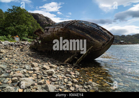 Bateau de pêche abandonnés sur le rivage à basse Diabaig, Torridon, dans le nord-ouest des Highlands d'Écosse Banque D'Images