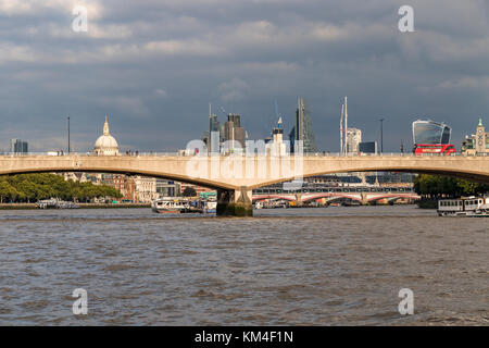 Waterloo Bridge, à partir de la Tamise avec Blackfriars Bridge, Le Dôme de la Cathédrale St Paul et la City de Londres dans la distance Banque D'Images