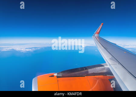 Lanzarote, Espagne - 20 décembre 2016 : easyJet logo sur l'aile d'avion en vol au-dessus de l'océan Atlantique. easyJet est une compagnie aérienne à bas coûts britannique Banque D'Images