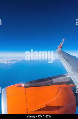 Lanzarote, Espagne - 20 décembre 2016 : easyJet logo sur l'aile d'avion en vol au-dessus de l'océan Atlantique. easyJet est une compagnie aérienne à bas coûts britannique Banque D'Images