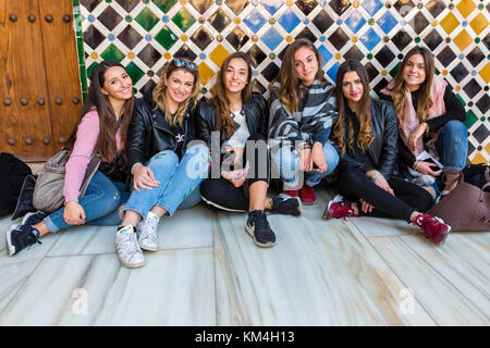 6 jeune et belle femme espagnole assis sur le plancher, à l'Alhambra, Grenade, SpainGranada Banque D'Images