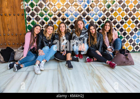 6 jeune et belle femme espagnole assis sur le plancher, à l'Alhambra, Grenade, SpainGranada Banque D'Images