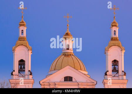 Vitebsk, Biélorussie. Dôme de la cathédrale de la Sainte Assomption sur fond de ciel bleu pendant l'heure du lever du soleil Banque D'Images