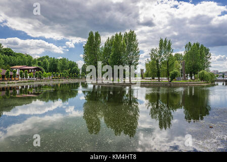 Petite île appelée île de l'Amour sur l'étang de Ternopil dans le parc de Taras Shevchenko dans la ville de Ternopil, centre administratif de l'oblast de Ternopil, Ukraine Banque D'Images