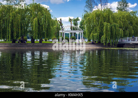 Belvédère sur l'île dite d'Amour sur l'étang de Ternopil dans le parc de Taras Shevchenko, ville de Ternopil, centre administratif de l'oblast de Ternopil, Ukraine Banque D'Images