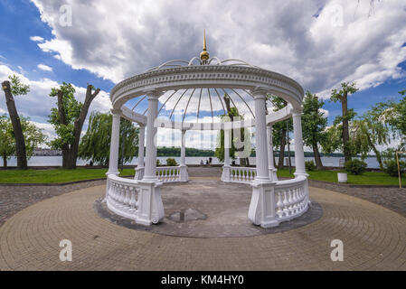 Belvédère sur l'île dite d'Amour sur l'étang de Ternopil dans le parc de Taras Shevchenko, ville de Ternopil, centre administratif de l'oblast de Ternopil, Ukraine Banque D'Images