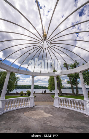 Belvédère sur l'île dite d'Amour sur l'étang de Ternopil dans le parc de Taras Shevchenko, ville de Ternopil, centre administratif de l'oblast de Ternopil, Ukraine Banque D'Images