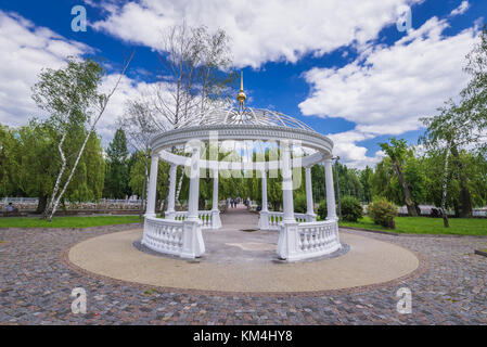 Belvédère sur l'île dite d'Amour sur l'étang de Ternopil dans le parc de Taras Shevchenko, ville de Ternopil, centre administratif de l'oblast de Ternopil, Ukraine Banque D'Images