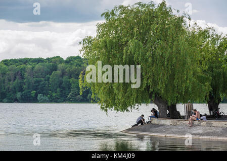 Bassin de Ternopil dans le parc de Taras Shevchenko dans la ville de Ternopil, centre administratif de la région de Ternopil Oblast dans l'ouest de l'Ukraine Banque D'Images