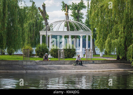 Belvédère sur l'île dite d'Amour sur l'étang de Ternopil dans le parc de Taras Shevchenko, ville de Ternopil, centre administratif de l'oblast de Ternopil, Ukraine Banque D'Images