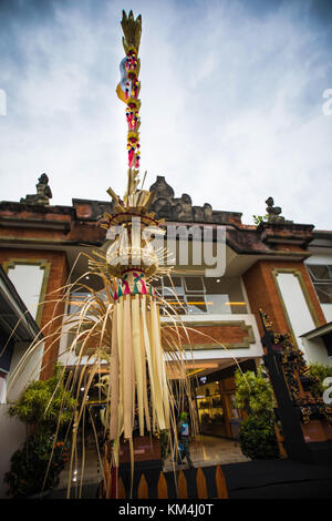 Bali traditionnel penjor, pôle de bambou à décor sur les personnes chambre à Bali Banque D'Images