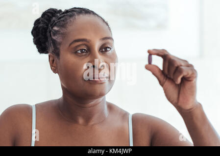 Femme africaine à la recherche d'un comprimé dans sa main Banque D'Images