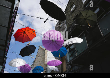 Décorations de rue à Dublin, Irlande, parasols colorés suspendus de fils au-dessus de la rue. Banque D'Images