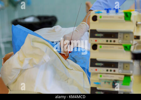 Le patient est anesthésié. soin du corps et la préparation pour la chirurgie. la préparation d'un patient pour la chirurgie Banque D'Images