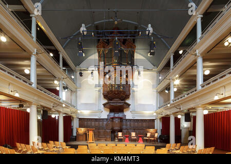 Vue de l'arrière de l'auditorium en direction de scène et orgue. De Rode Beveilig Cultural Centre, Amsterdam, Pays-Bas. Architecte : Inconnu, 1630. Banque D'Images